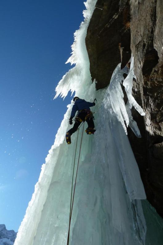 La Guida Alpina Claudio Bernardi sale la cascata 'Di fronte al Tradimento'